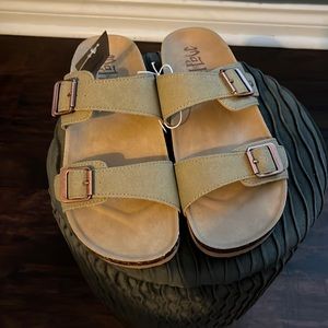 Brand new 7w mad love sandal